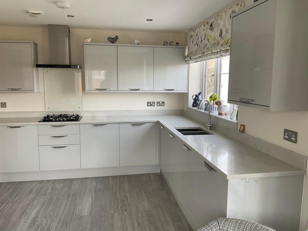 1 Year Old Howdens Kitchen with Quartz & Appliances. Available 1 July. Hertfordshire.