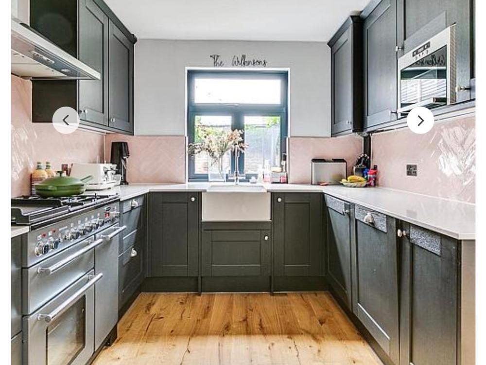 Howdens Kitchen with Appliances & Quartz worktops, Barnes. London.
