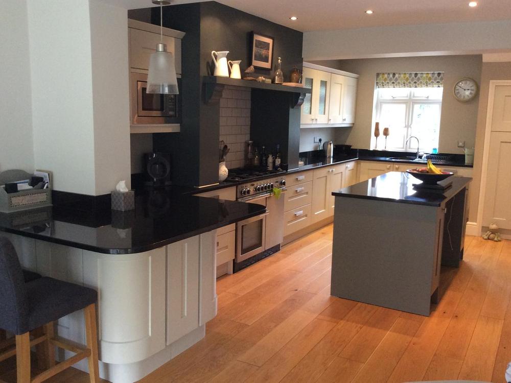Shaker Style Island Kitchen with Granite Worktops & Appliances