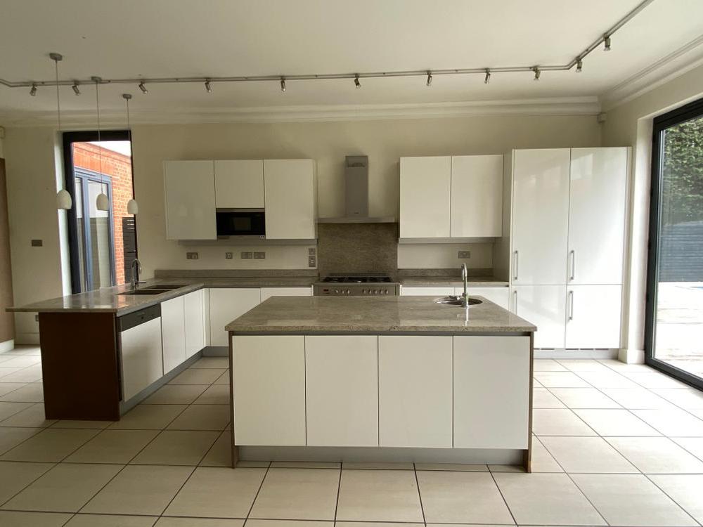 Modern Kitchen with Granite Worktops & Appliances